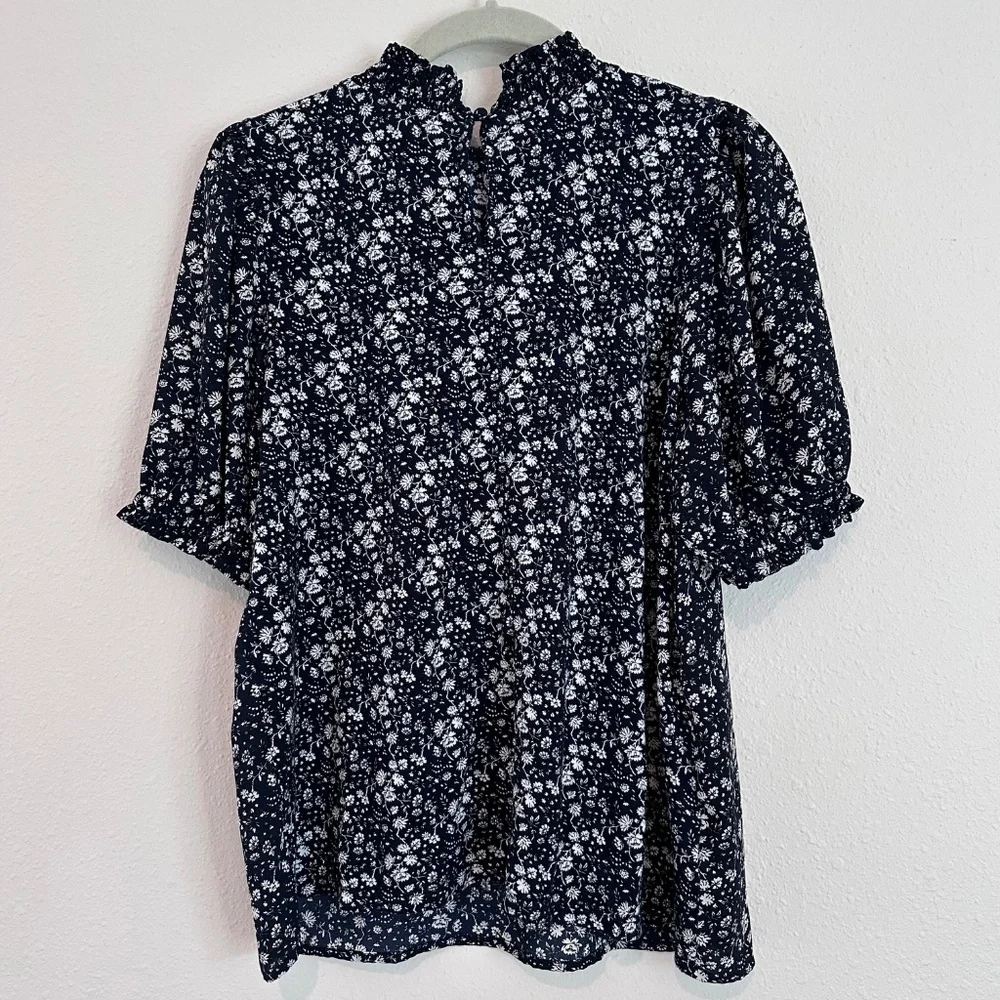 Ann Taylor LOFT Floral Puff Sleeve, Size Medium - Picture 2 of 9